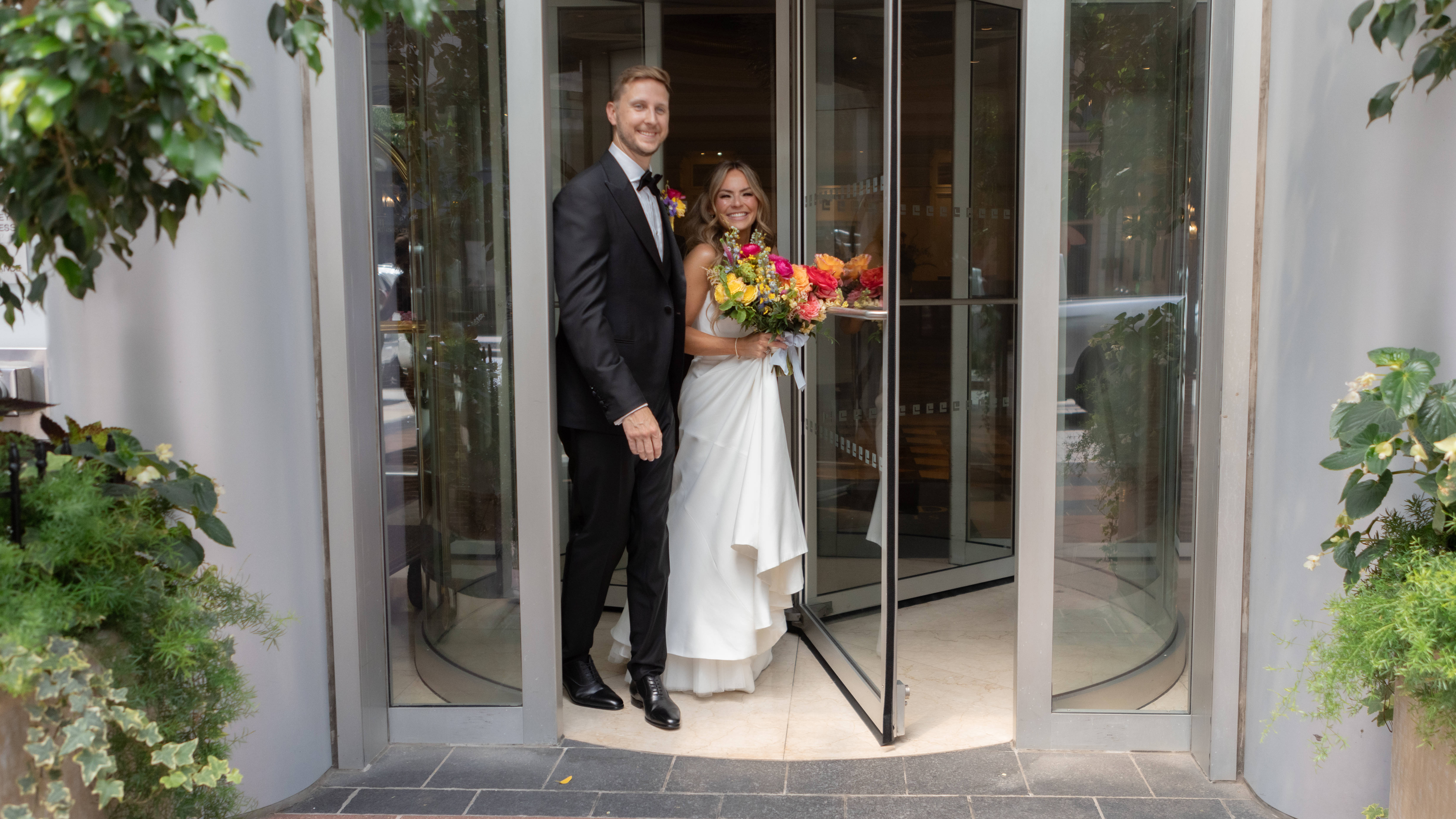 Brud och brudgum på bröllopsdagen