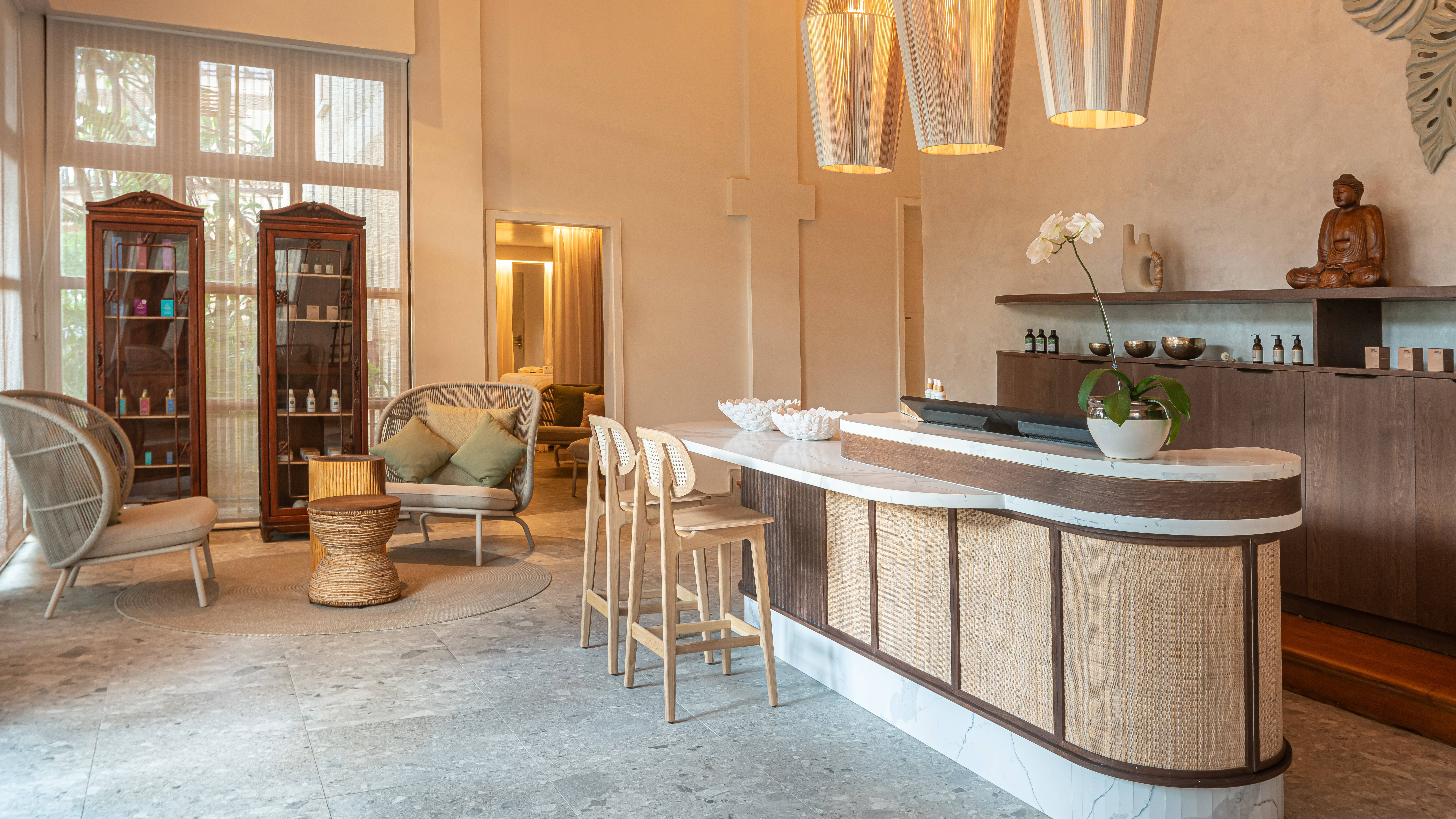 Réception du spa avec bureau, tabourets et table