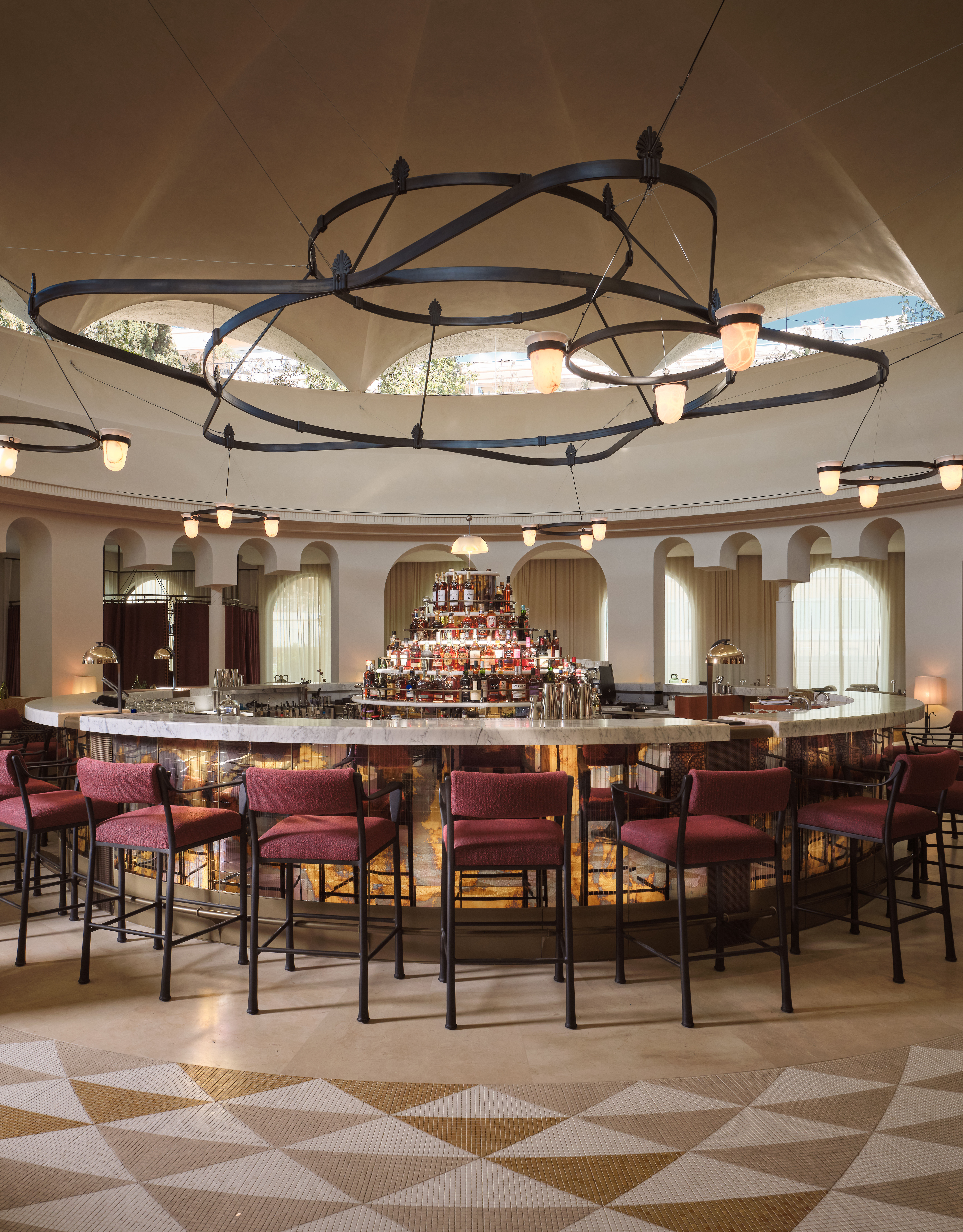 Rahat Bordo Sandalyeler ile Çevrelenmiş Byzantino Grande Brasserie Bar Alanı