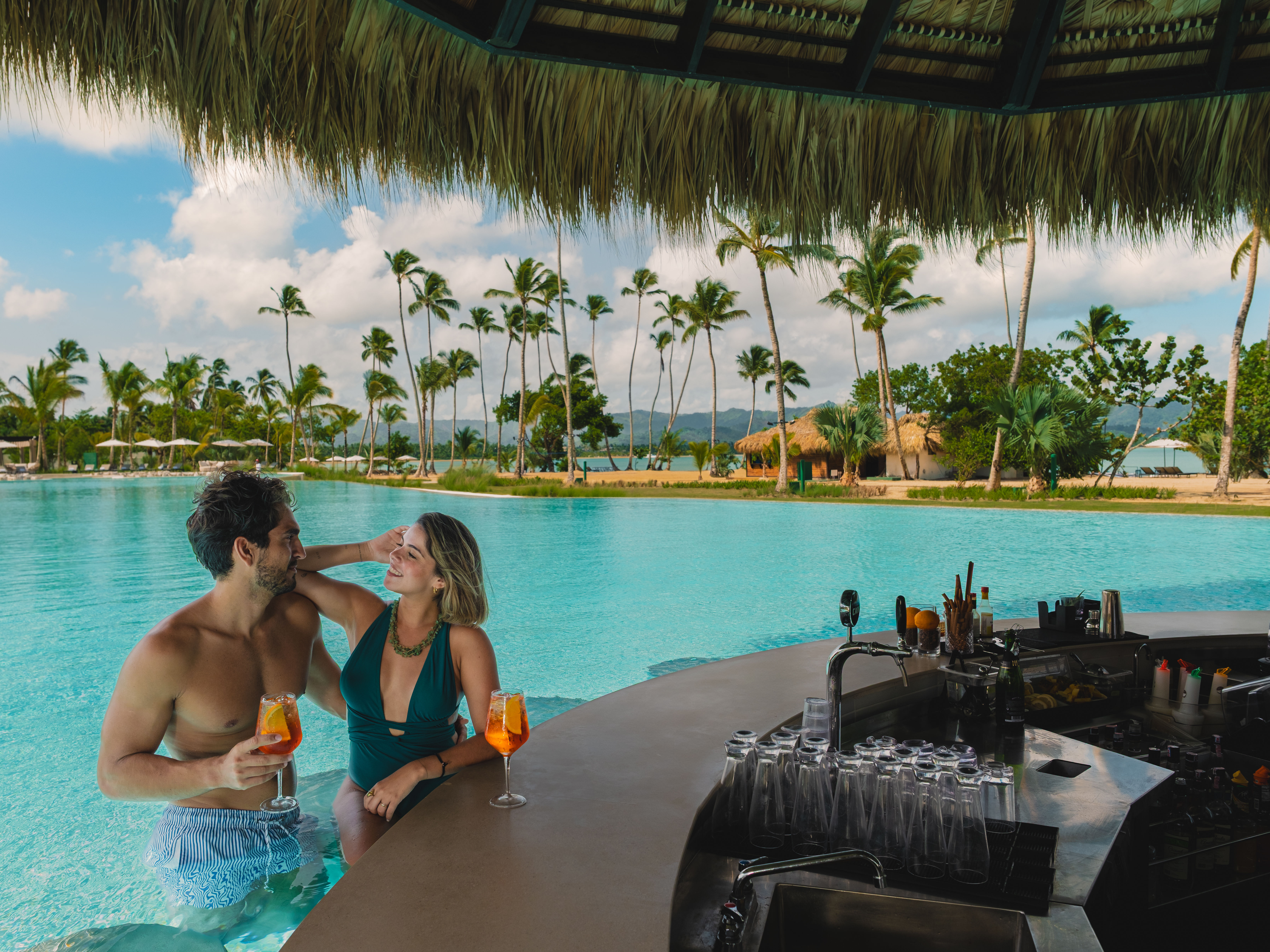 Un cuplu bea la barul de înot.