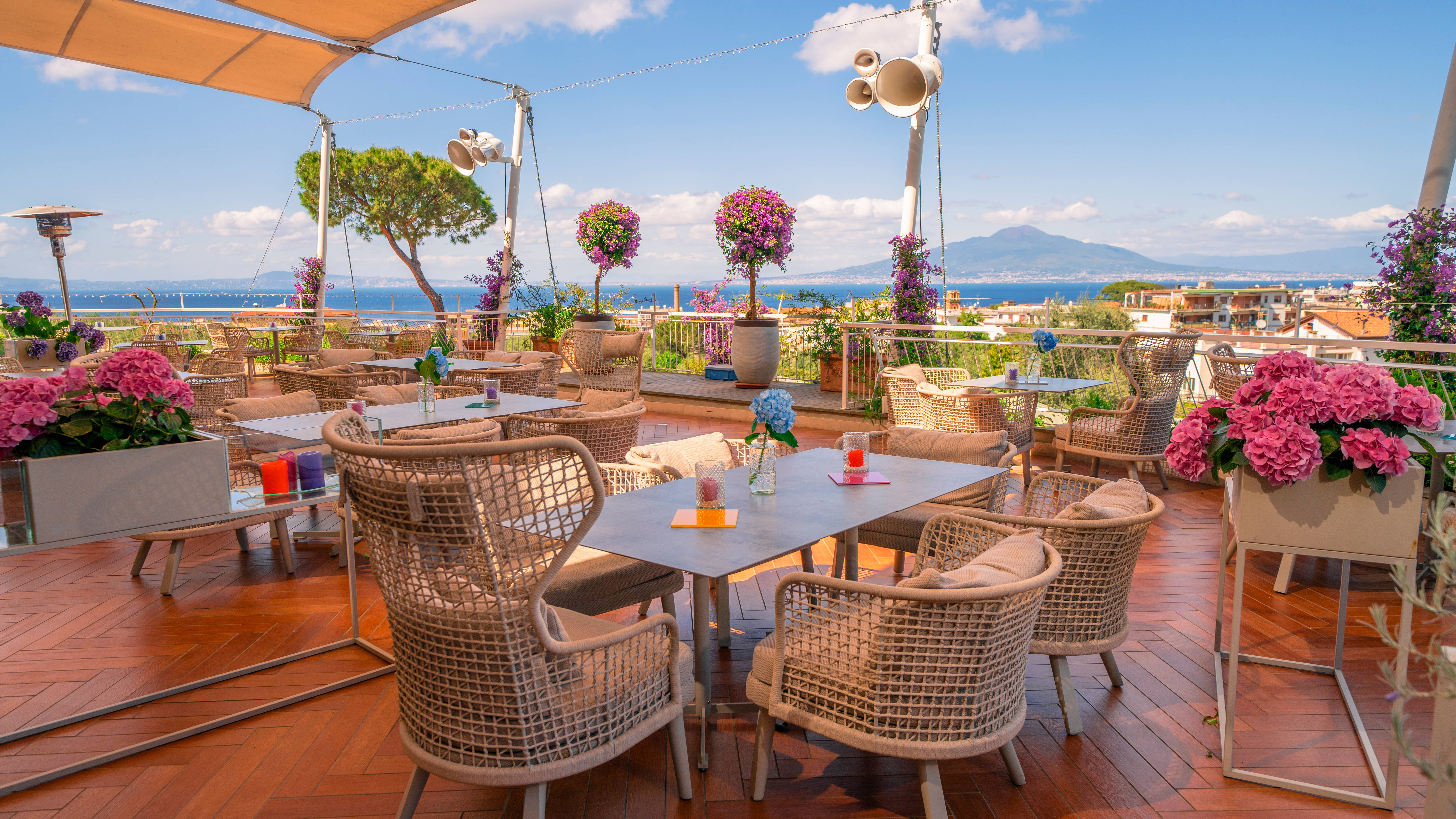 Zona pranzo con tavoli e sedie