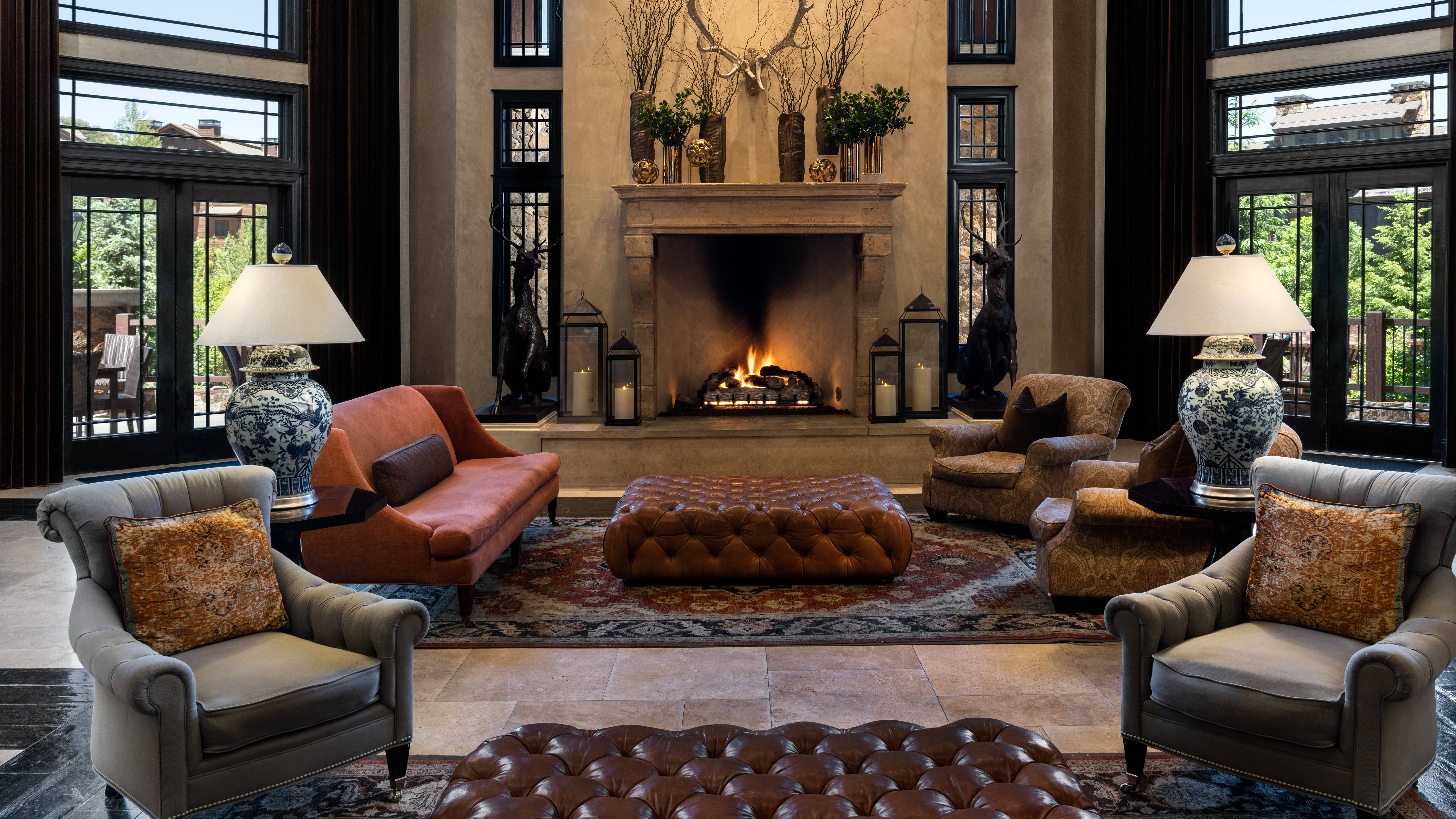 área de lounge del lobby con chimenea