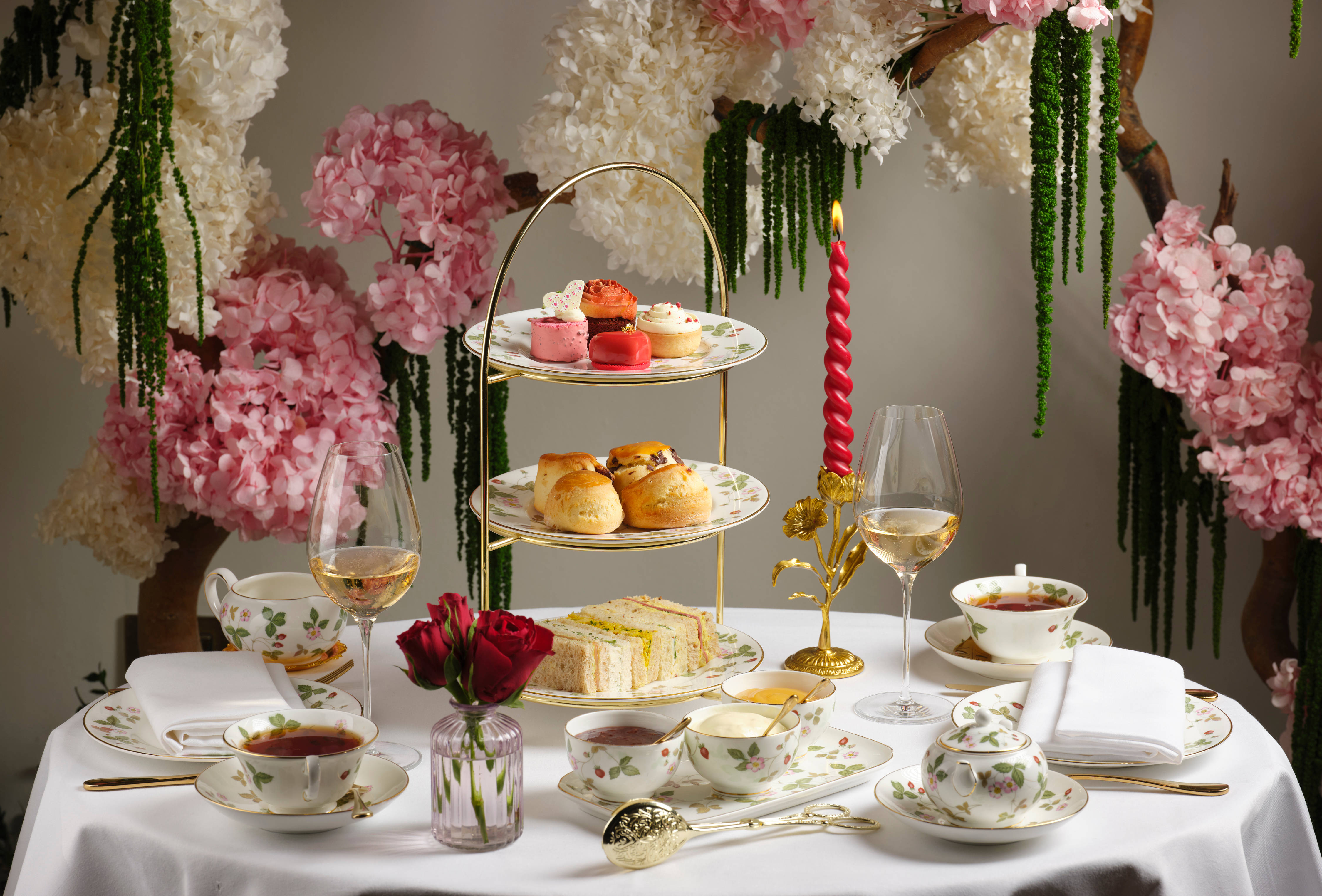 レストラン「オーチャードルーム」のアフタヌーンティー用テーブルセット