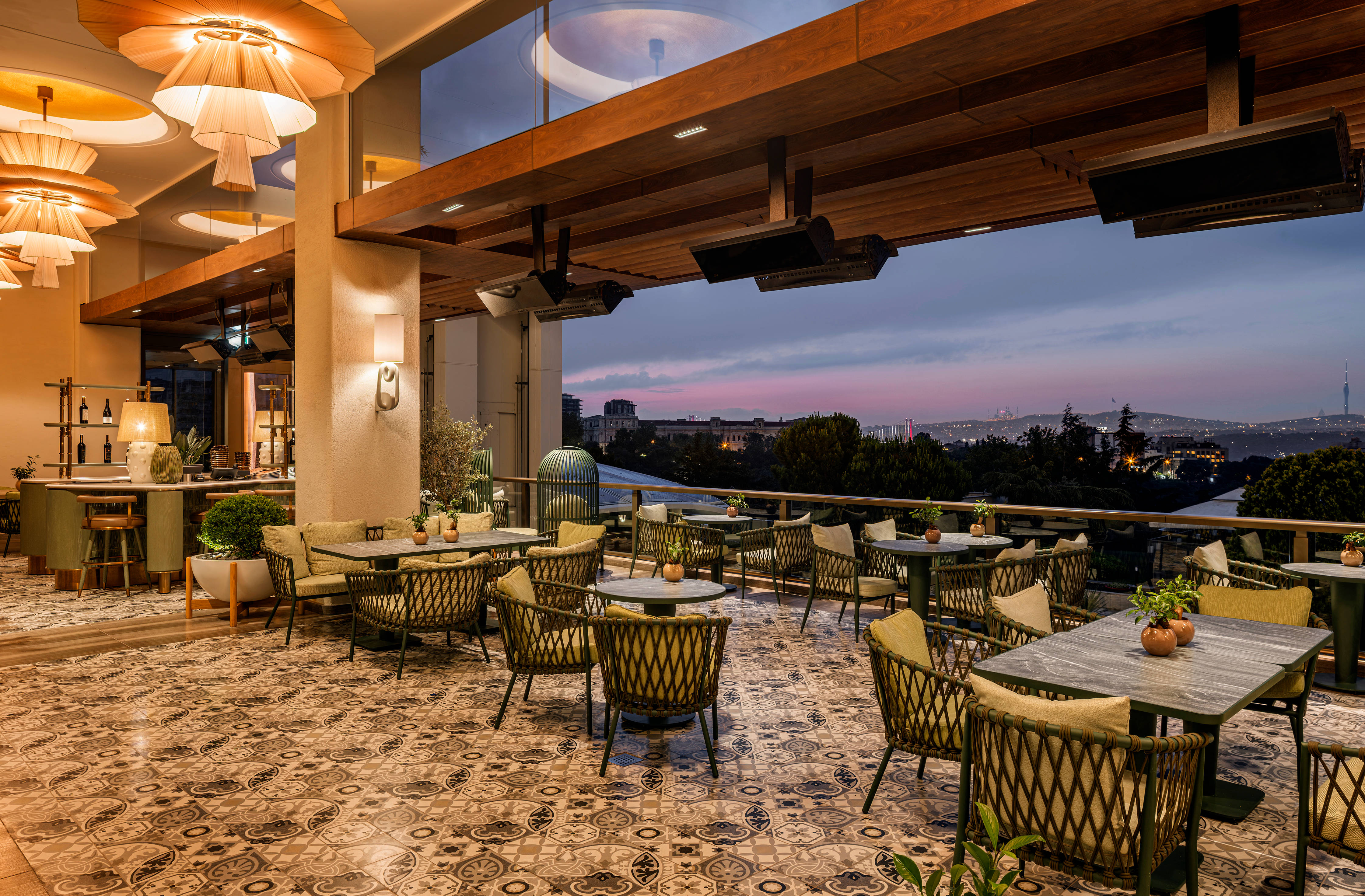 Tavoli da pranzo con vista sul tramonto al ristorante LALOU