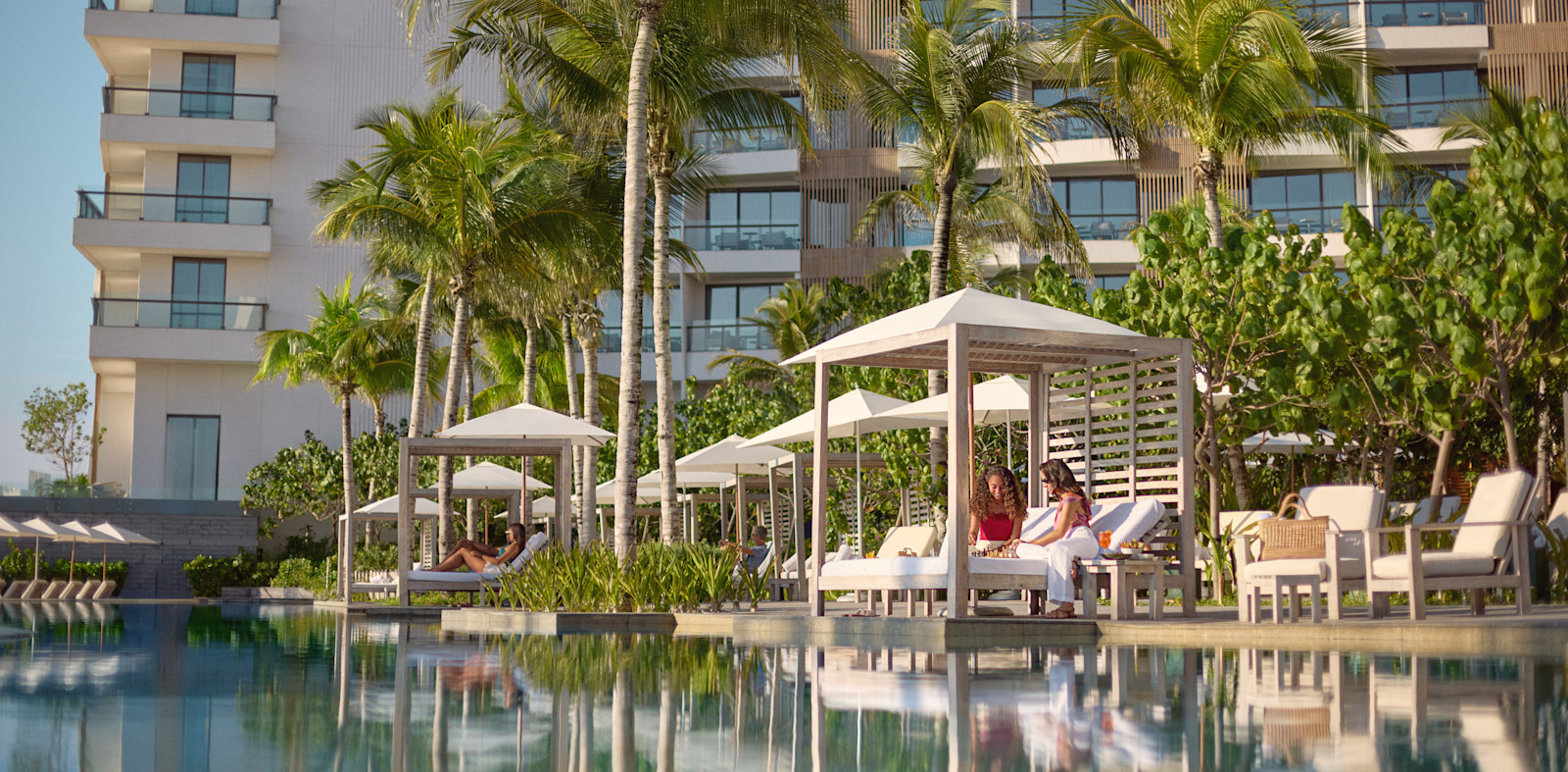 Imagine exterioară a unui hotel Waldorf cu piscină