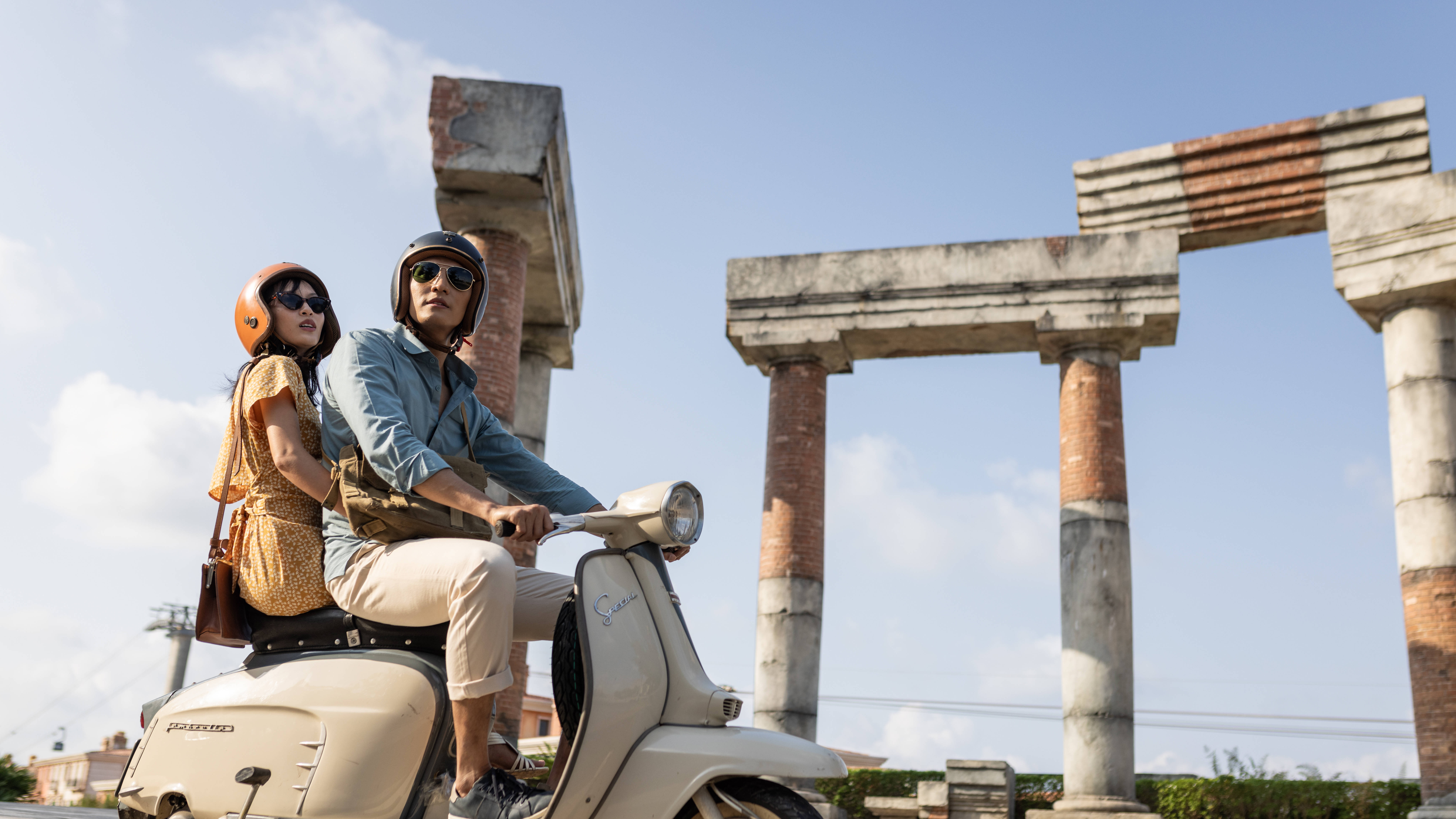 スクーターに乗る2人