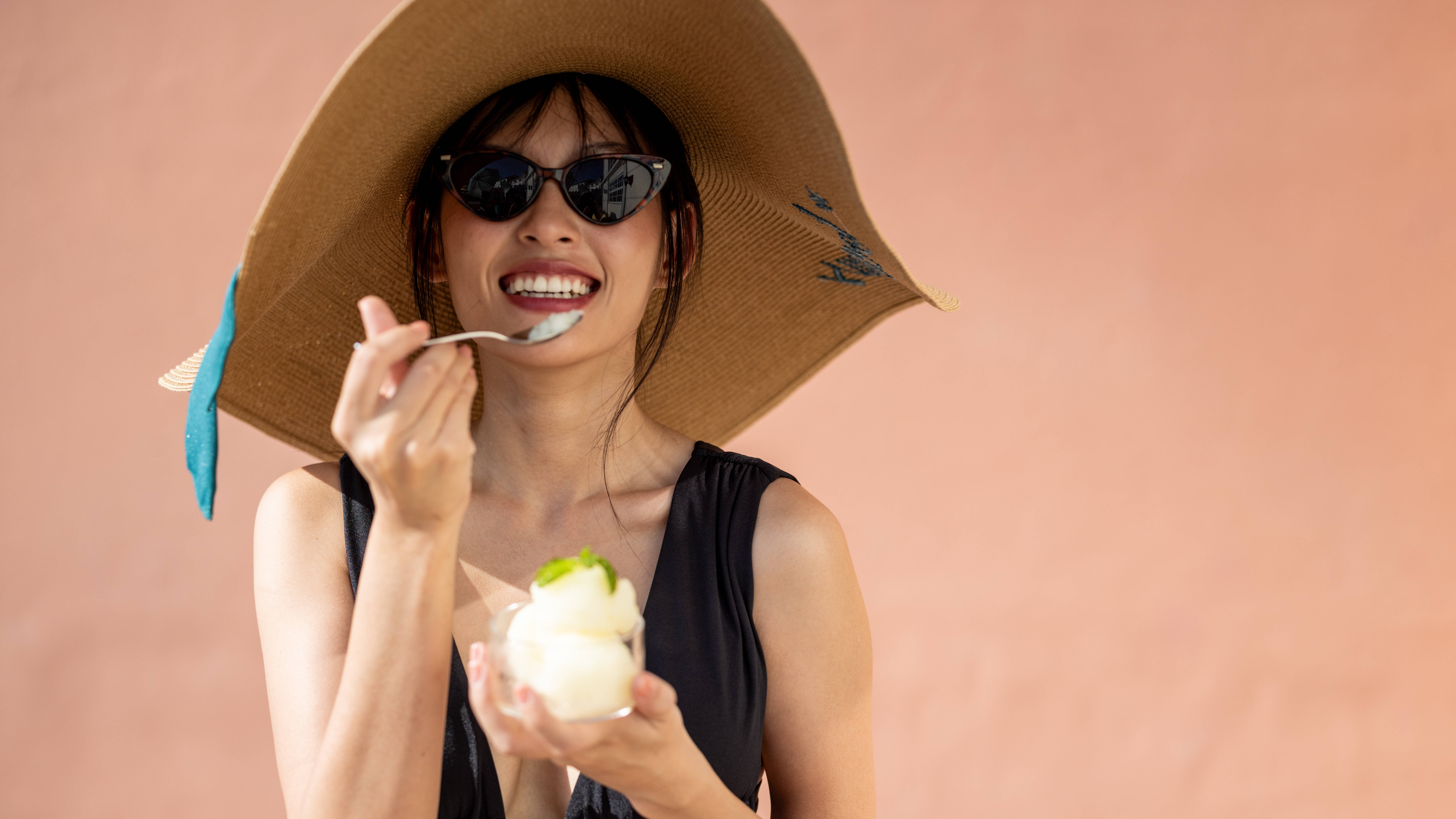 orang yang memakai topi matahari dan topi