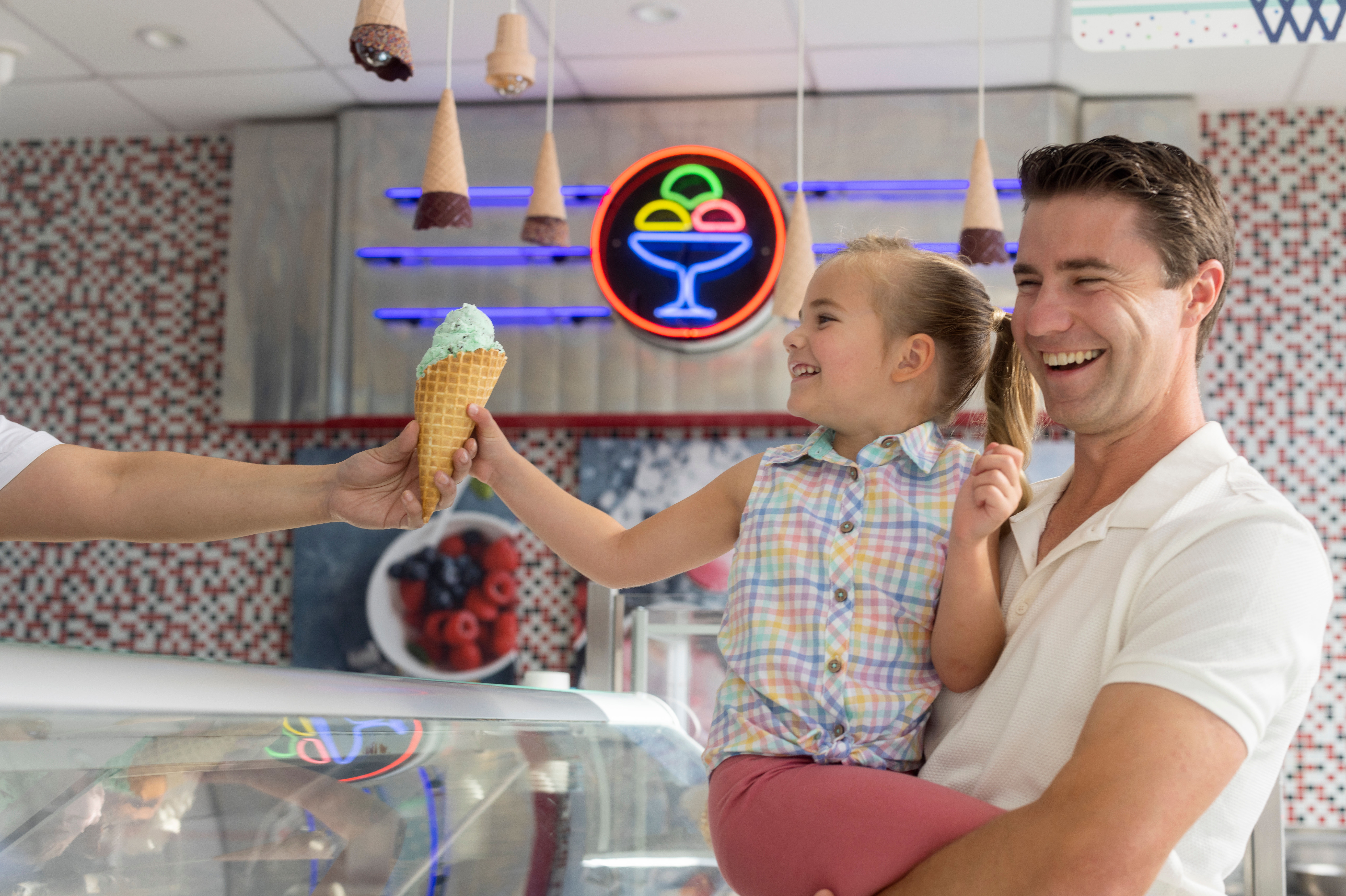 Vater und Tochter genießen Eiscreme im Sundaes