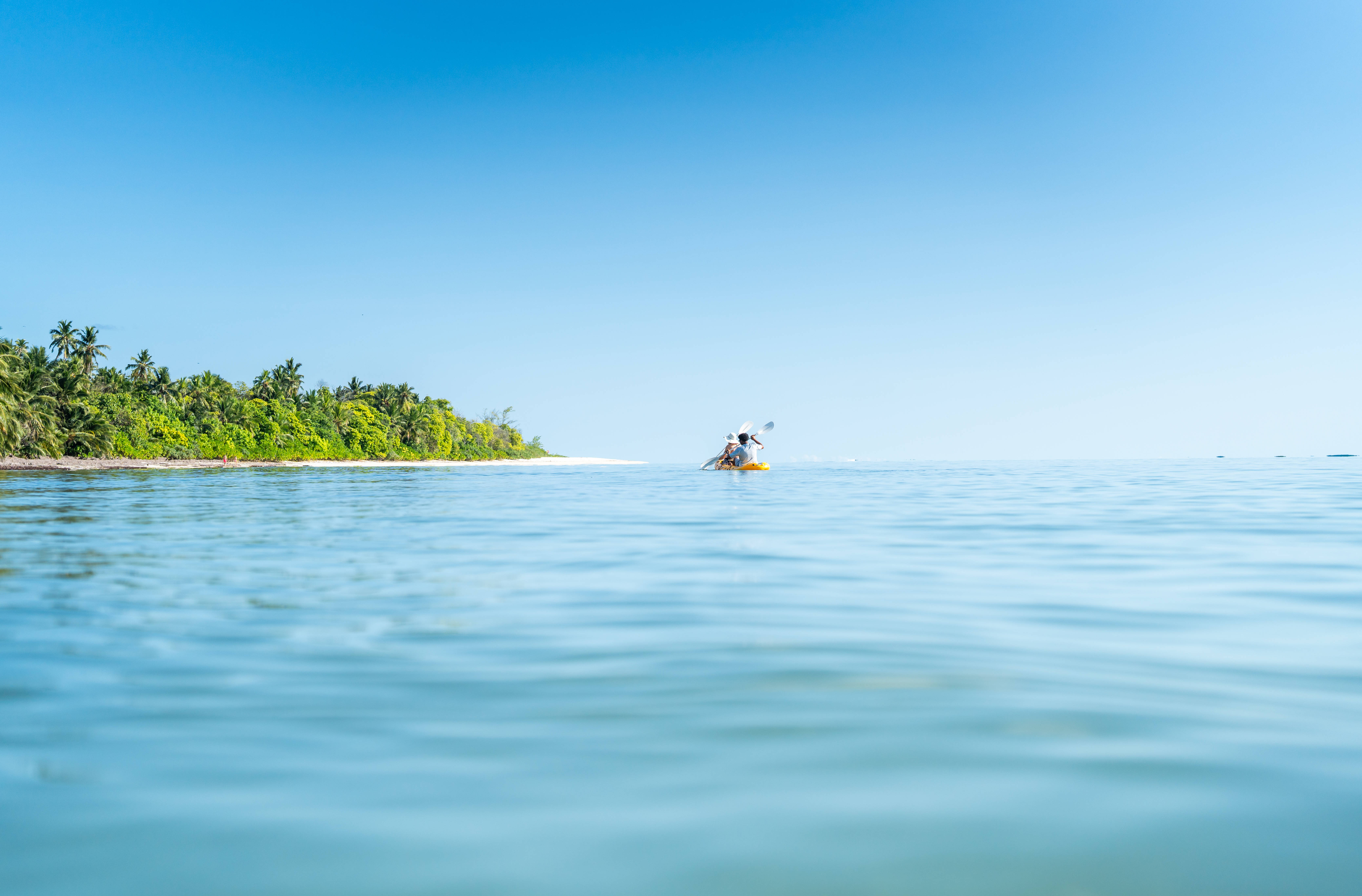 Lidé na lodi na vodě