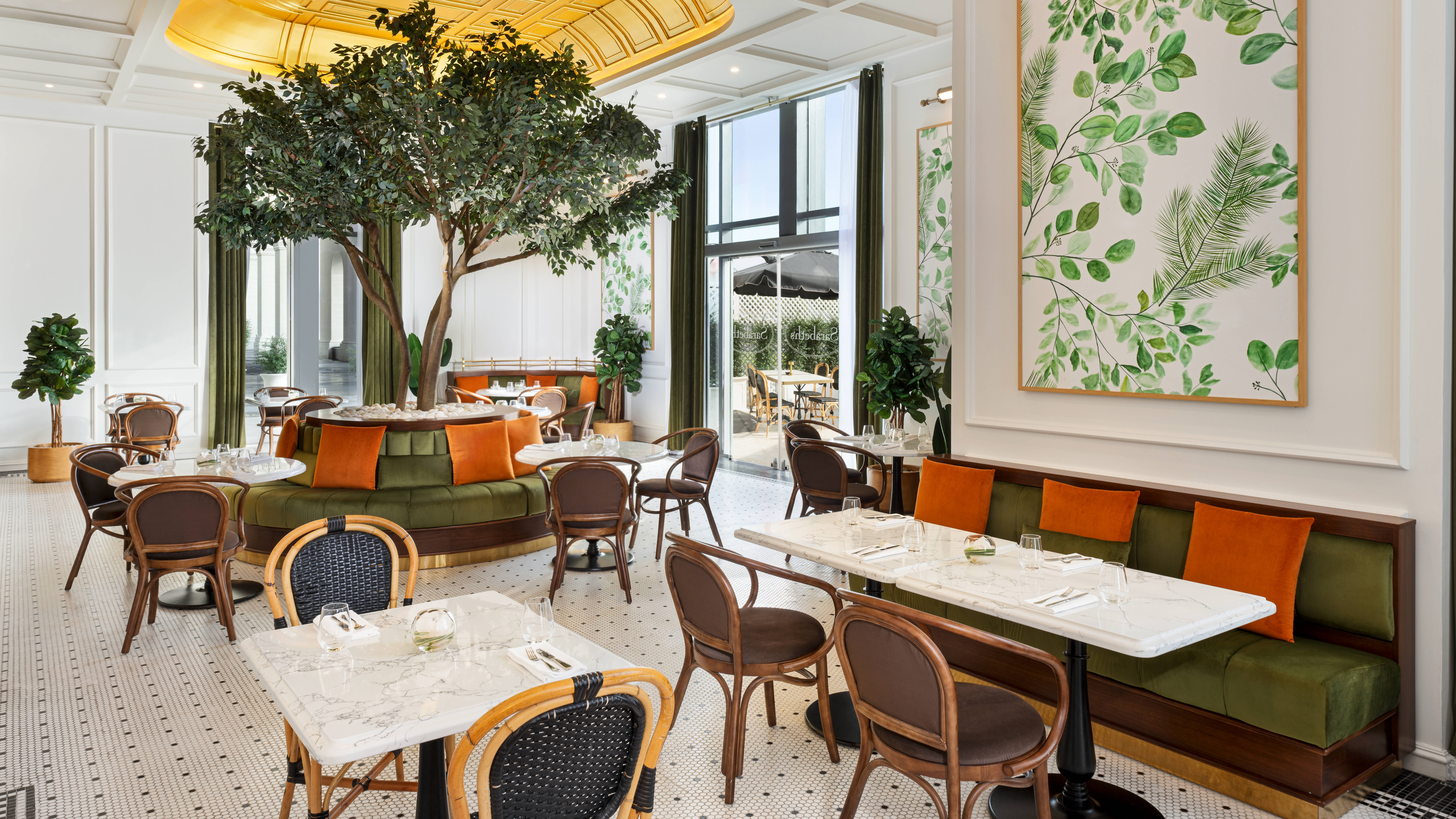 サラベス・レストランのダイニングエリア