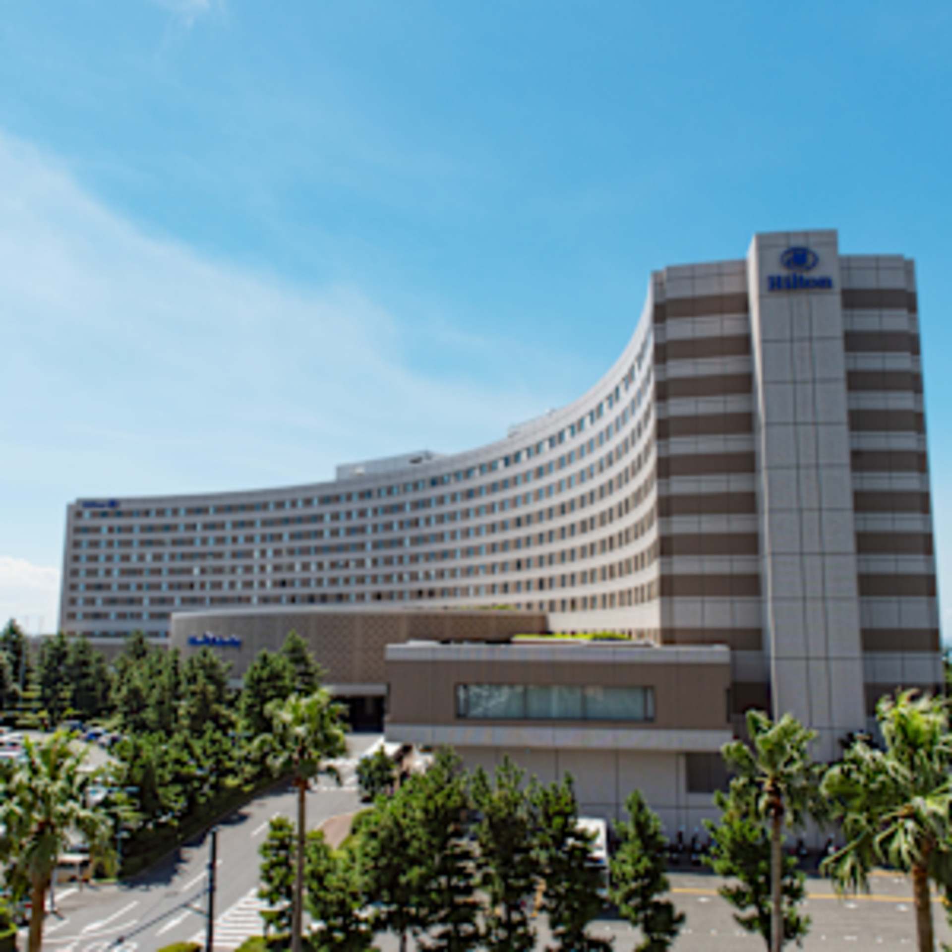 https://assets.hiltonstatic.com/hilton-asset-cache/image/upload/c_fill%2Cw_300%2Ch_300%2Cq_90%2Cf_auto/c_fill%2Cw_1920%2Cq_90%2Cf_auto/Imagery/Property%20Photography/Hilton%20Hotels%20and%20Resorts/T/TYOTBTW/TYOTB_Exterior_Day.jpg