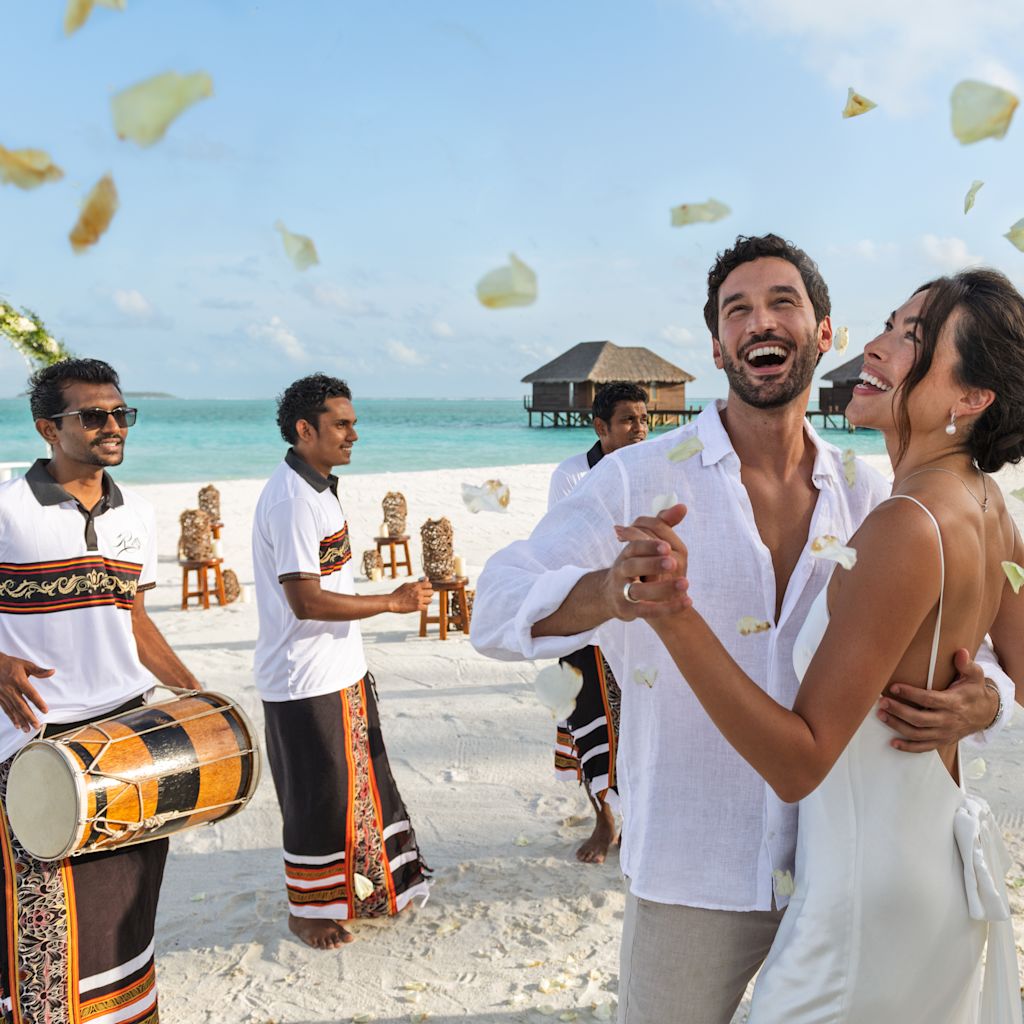 ビーチでのウェディングセレブレーション、民族衣装に身を包んだドラマー