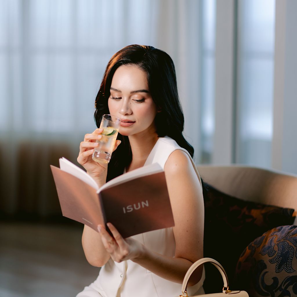 Kobieta pijąca drinki i czytająca w spa