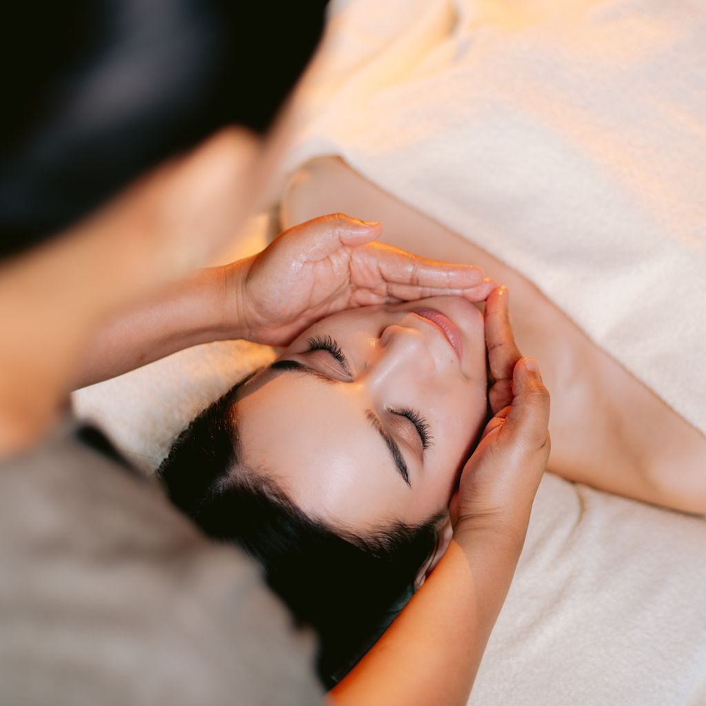 Kobieta ciesząca się twarzą w spa