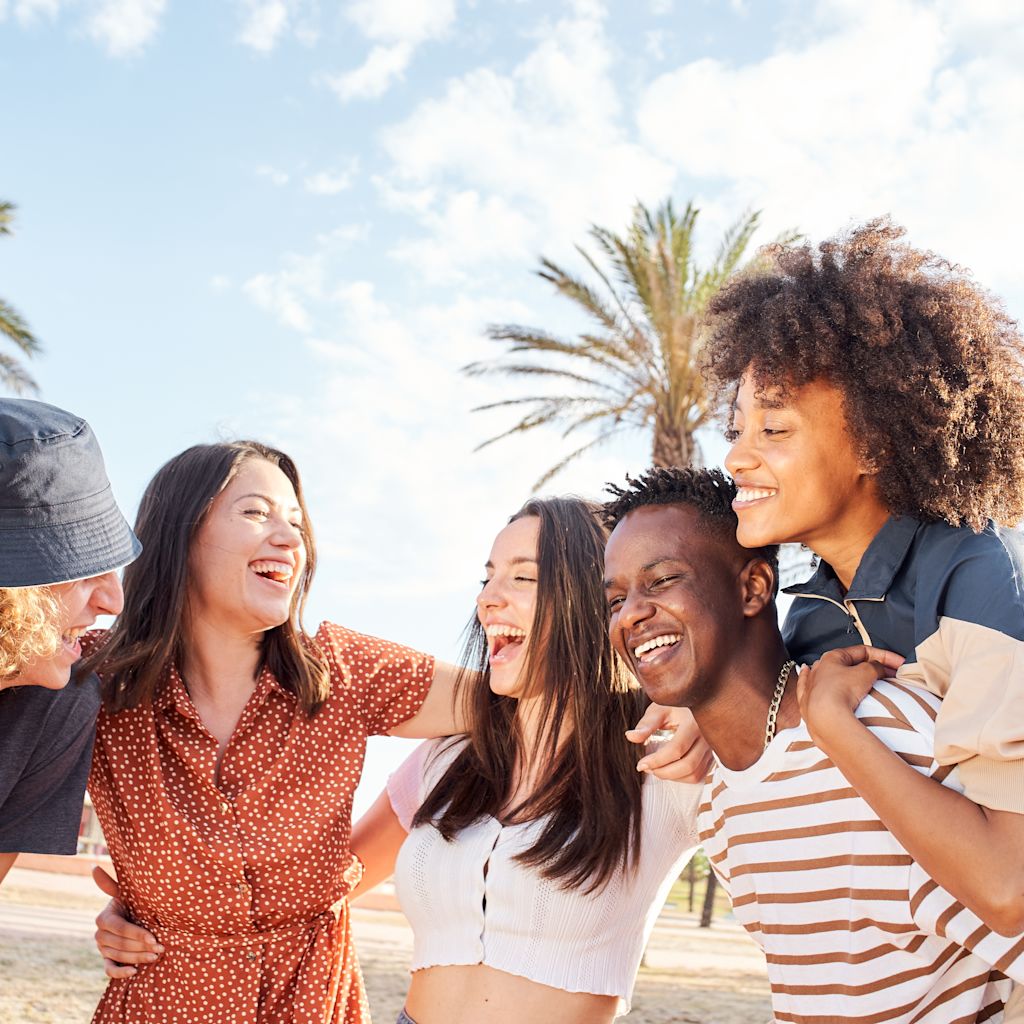 Groupe de personnes étreint