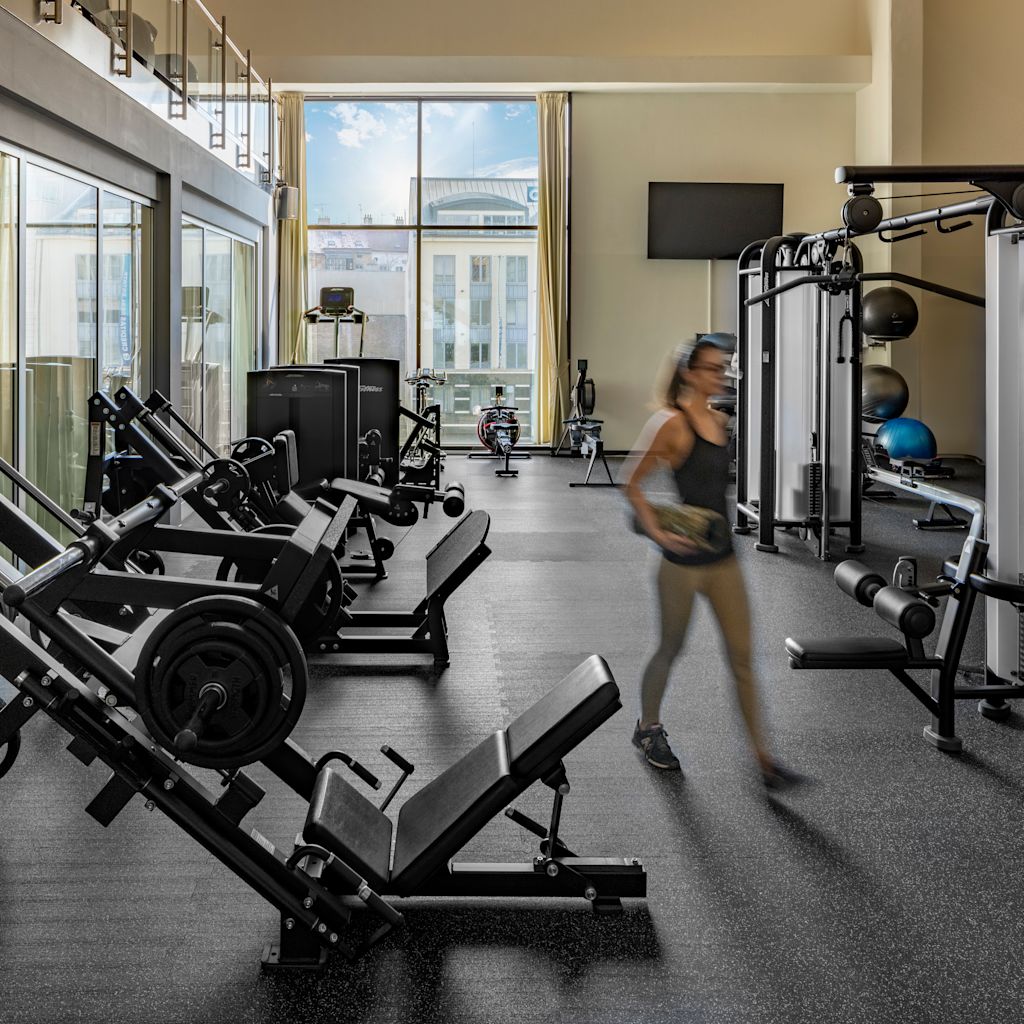 Жена се упражнява във фитнес център