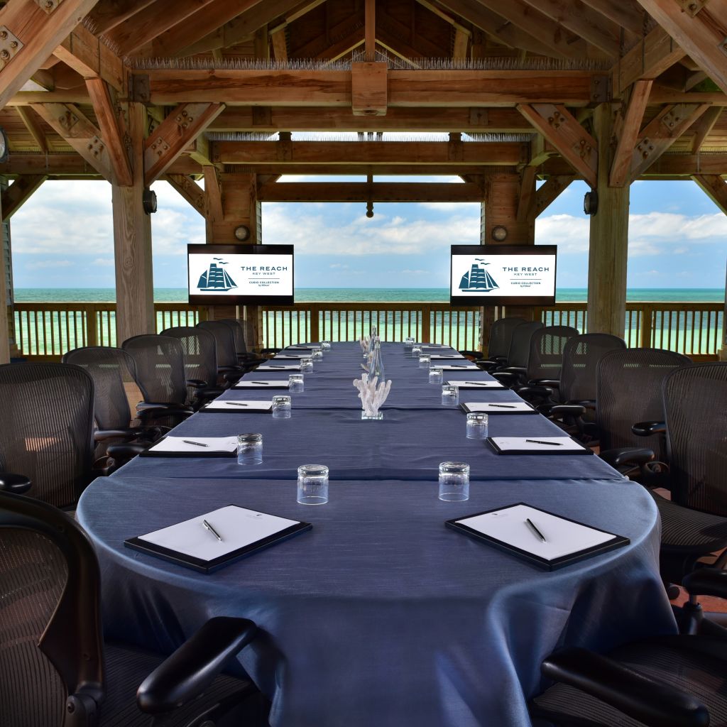 在海滩边的Overseas凉亭设置的大型会议桌