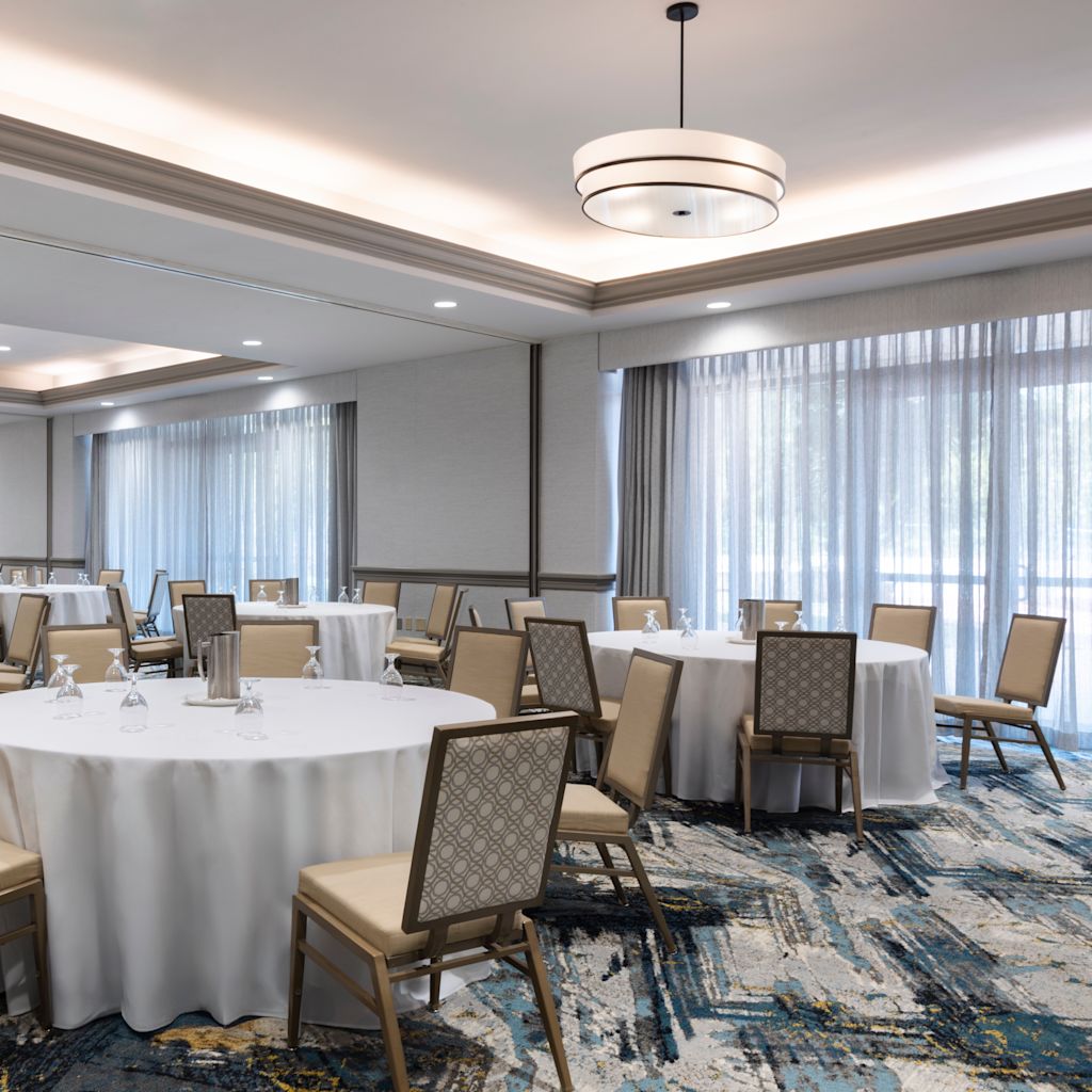 ミーティングルーム「ギャリソン」、円形レセプションテーブル