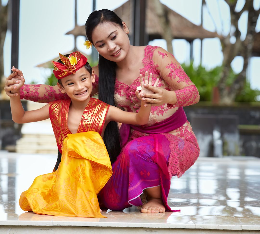 Ibu dan Anak Berdandan Khas Bali dan Menari