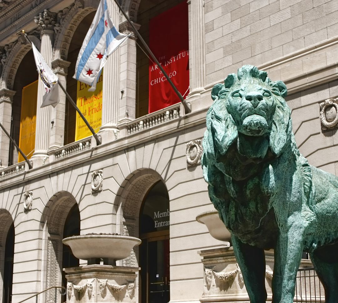 The Art Institute of Chicago exterior, lion statue