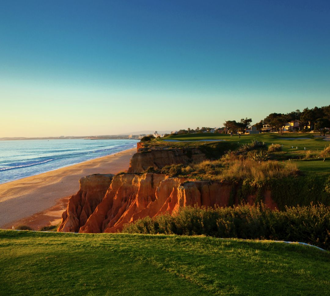 Ausblick vom Golfplatz: Klippen, Strand und Meer