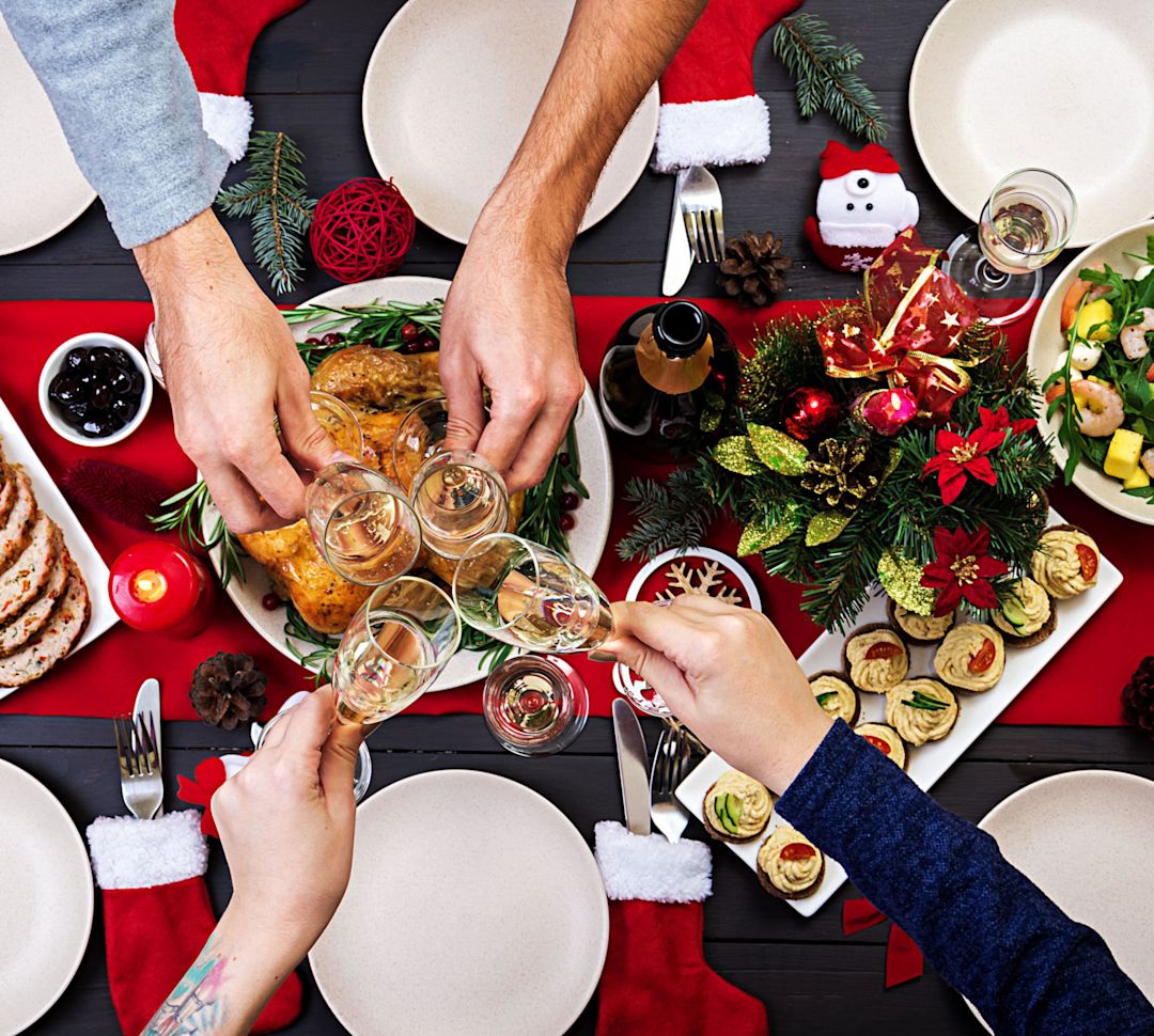 사람을 토스팅하는 크리스마스 테이블 세팅