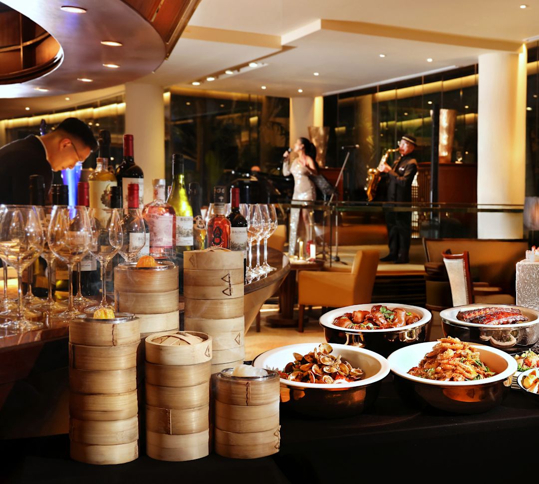 Selecții culinare și o trupă care cântă la lounge-ul din hol