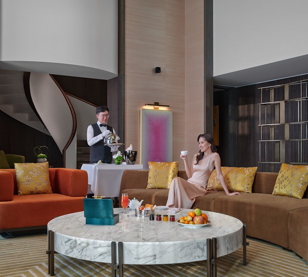 套房起居区，工作人员为女士提供服务