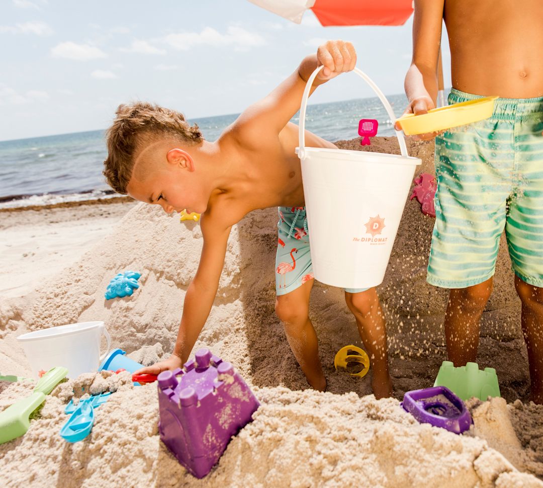 Sahildeki soluk ve maçalı çocuklar ve çocukların büküldüğü çocuklar