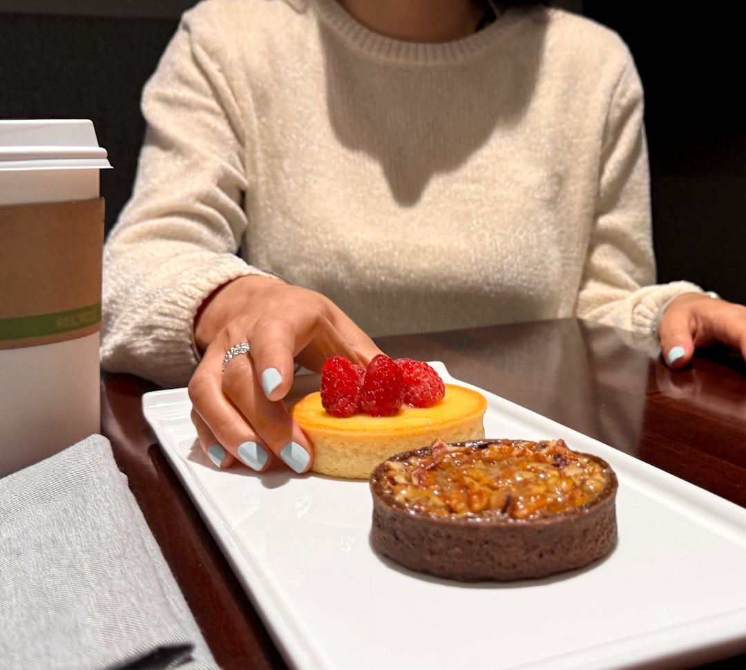 在Herb N Kitchen的客人，桌上有覆盆子和山核桃甜点