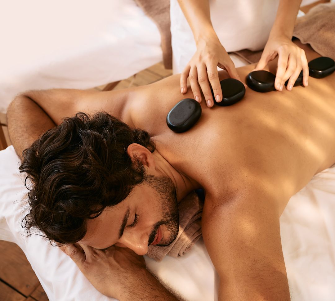 Persoon die een steenmassage krijgt