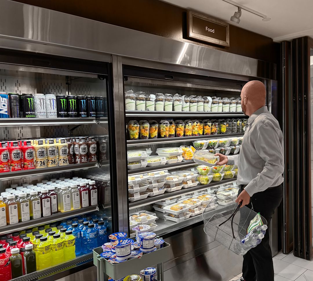 在Herb N' Kitchen选择食物的个人