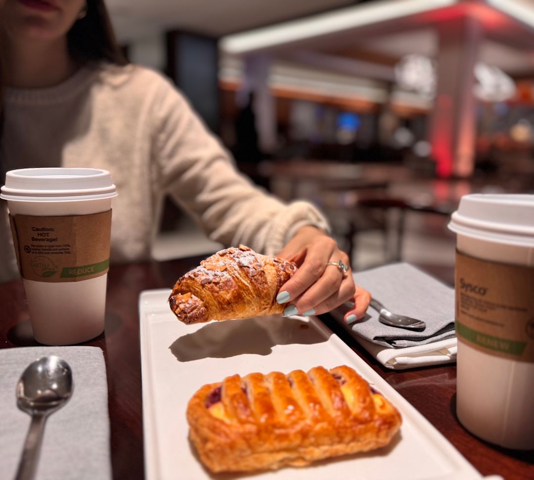 在Herb N' Kitchen拿着食物的人