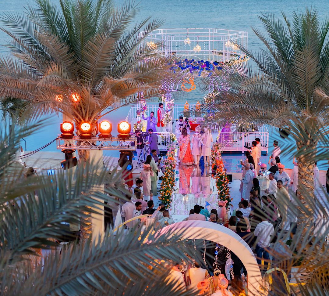 ウェディングを祝う屋外の人々