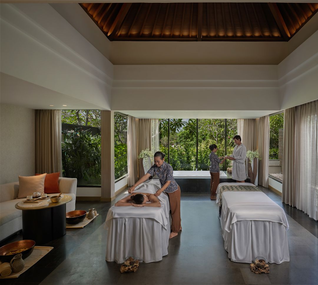 Spa-Bereich mit einer Frau, die eine Behandlung am Tisch erhält