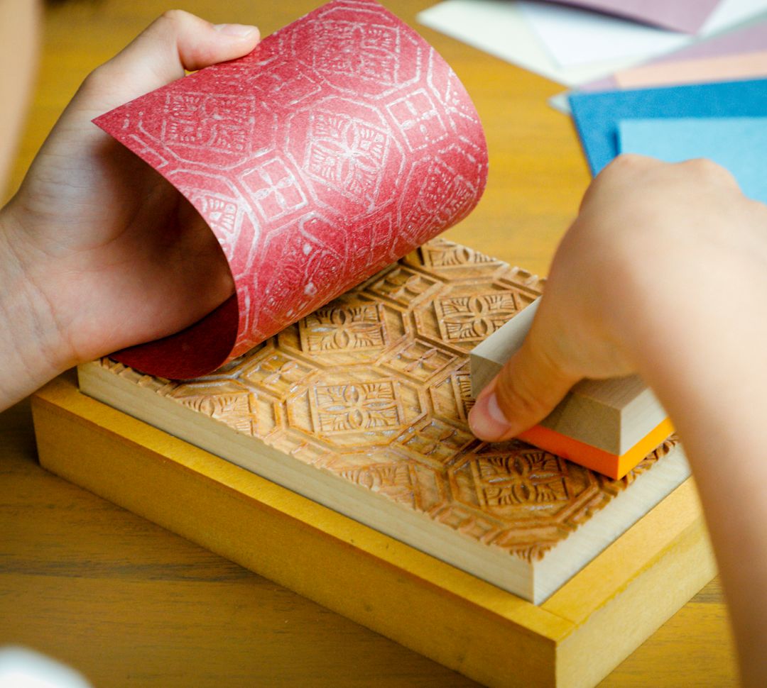 ผู้หญิงกําลังชงการาคามิ กระดาษตกแต่งญี่ปุ่นแบบดั้งเดิม