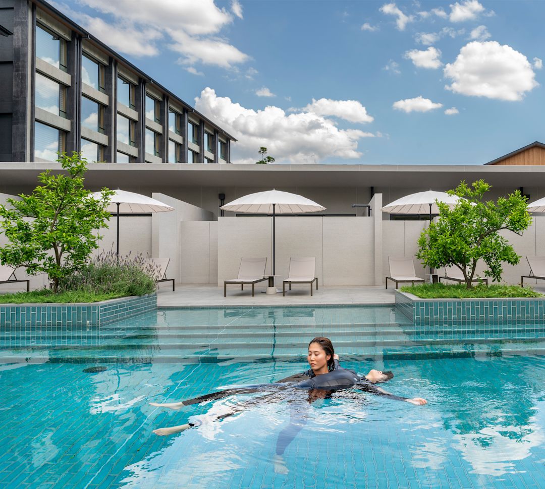 Mężczyzna i kobieta unoszący się w basenie