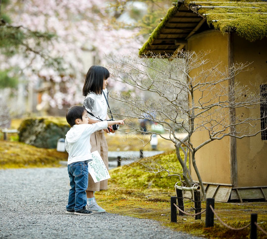 chłopiec skierowany na drzewo, z dziewczyną trzymającą aparat