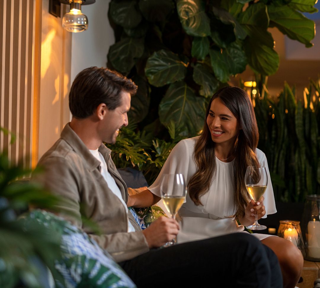 Paar auf der Terrasse bei Sonnenuntergang bei Nachtübergang