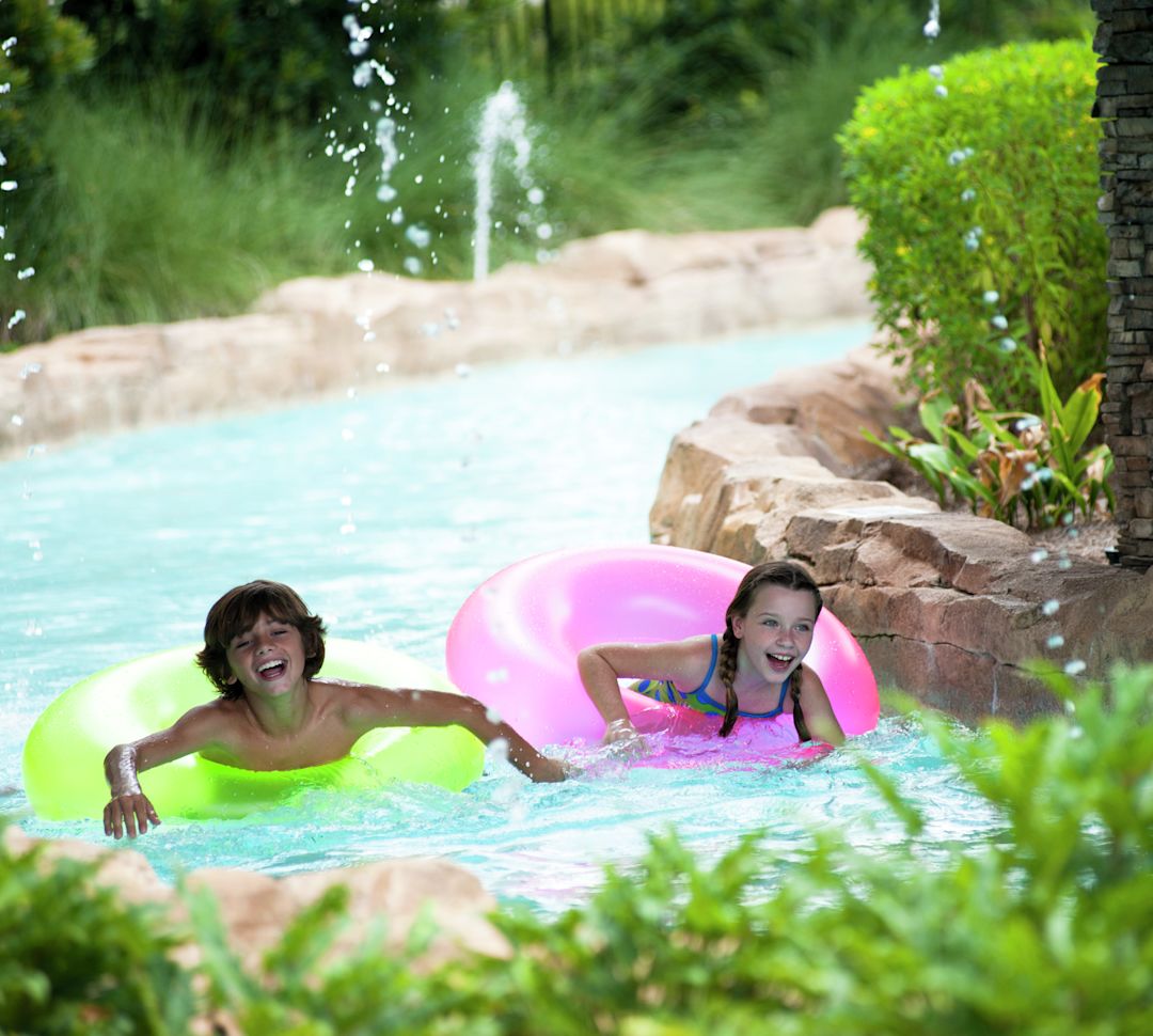 Enfants sur la rivière artificielle artificielle