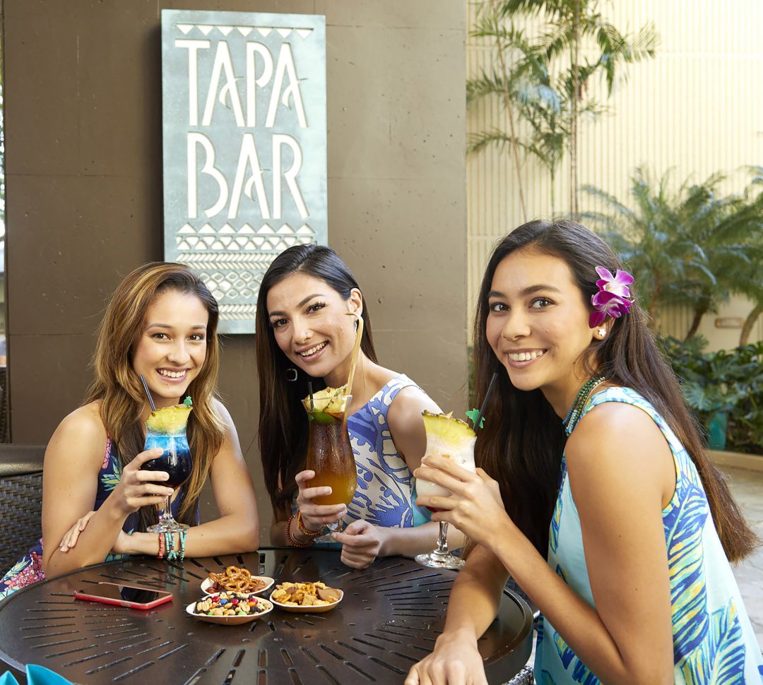 Femmes dînant au Tapa Bar avec boissons