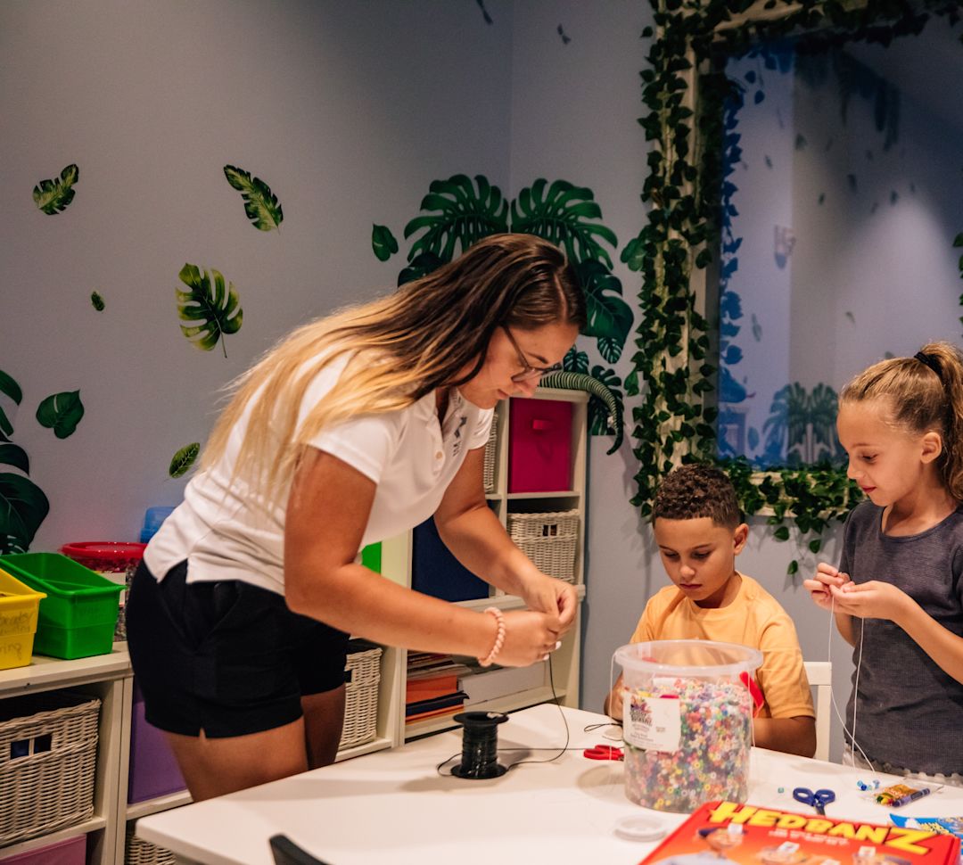 crianças e mulheres fazendo arte e artesanato