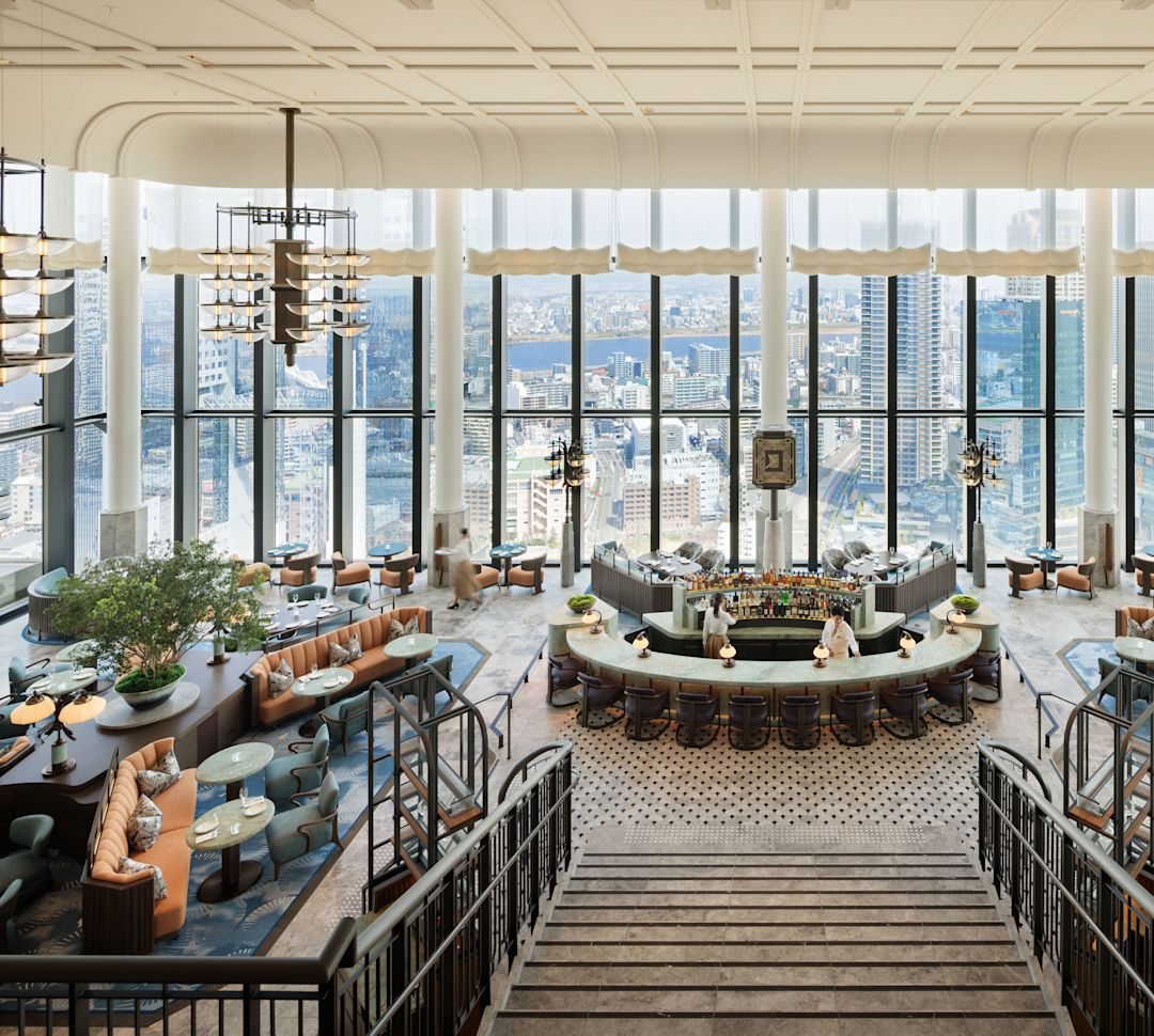 Peacock Alley、バー＆ラウンジエリア、窓からの市街の眺め