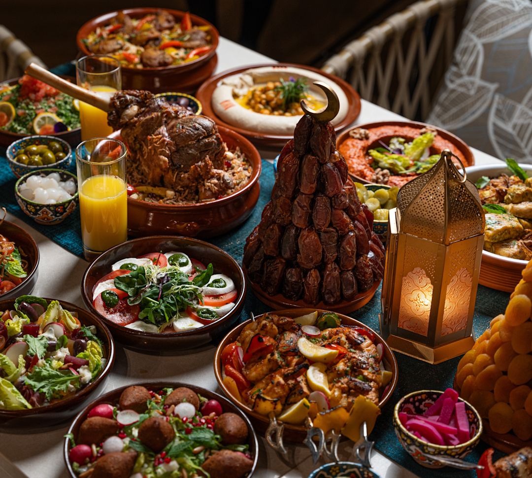 Výběr ramadánských jídel na stole v restauraci