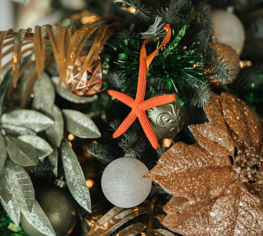 Dettaglio delle decorazioni su un albero di Natale