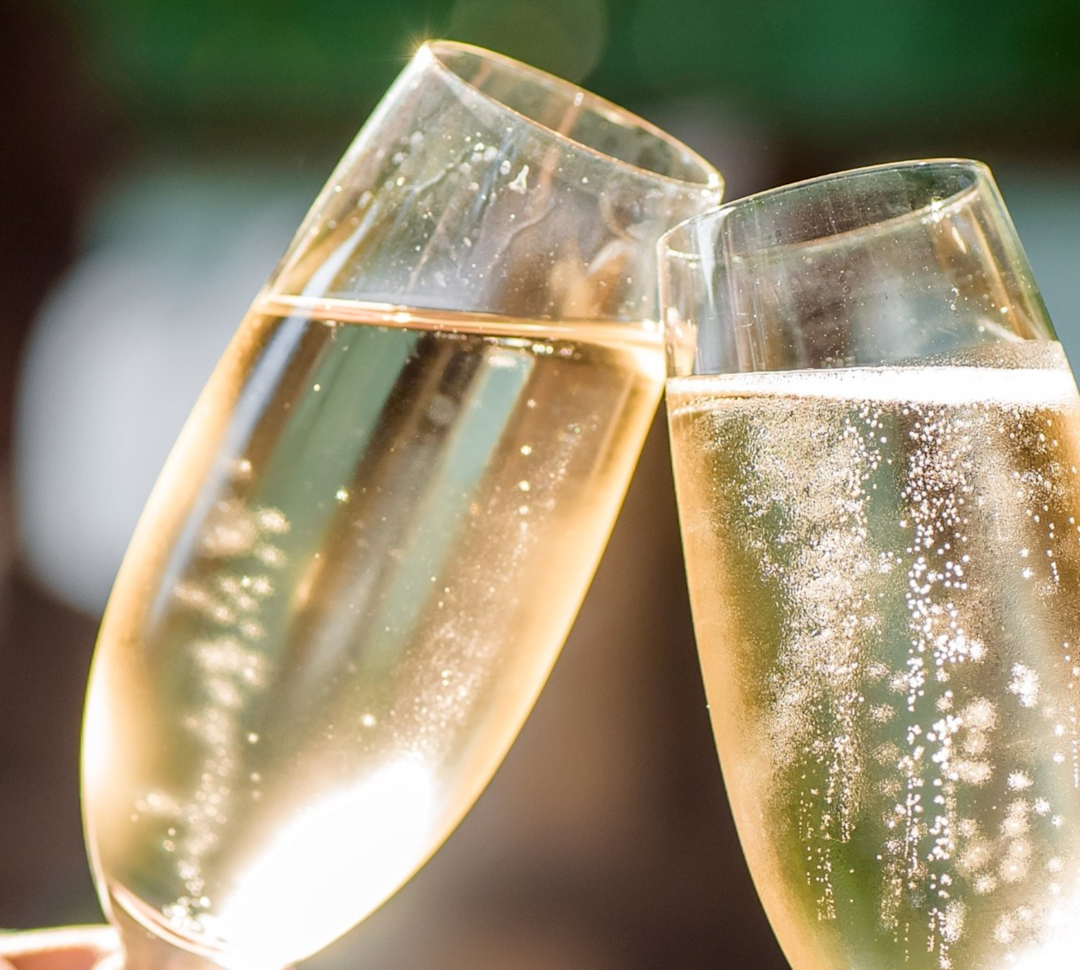 レストラン「ロウティシン」のシャンパングラス2杯