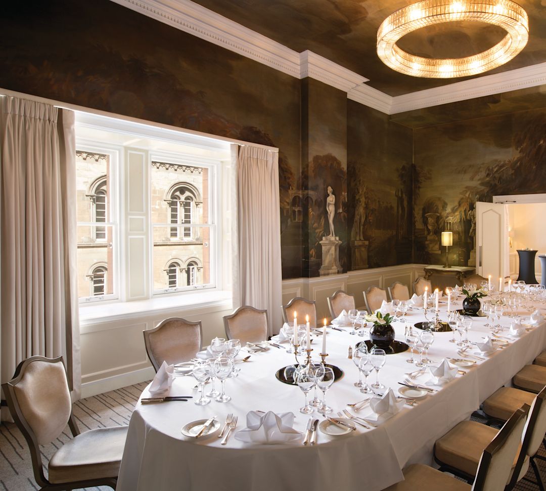 Großer privater Esstisch im Versailles Zimmer