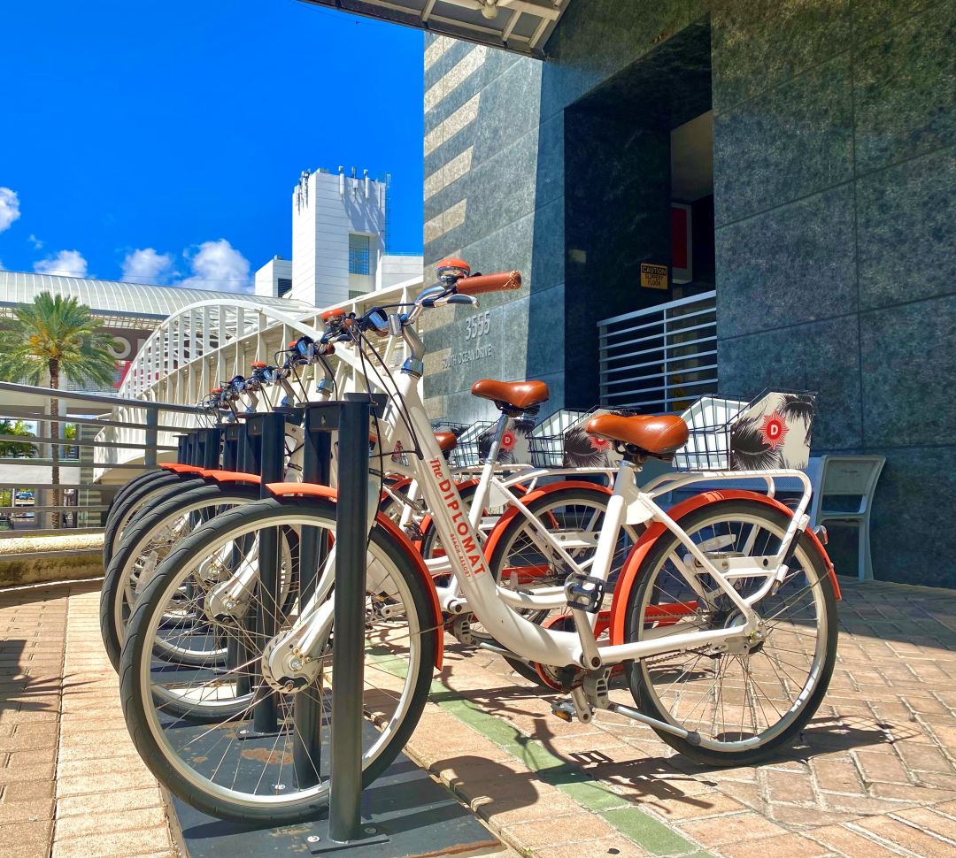 Otelin Önündeki Kiralık Bisikletler