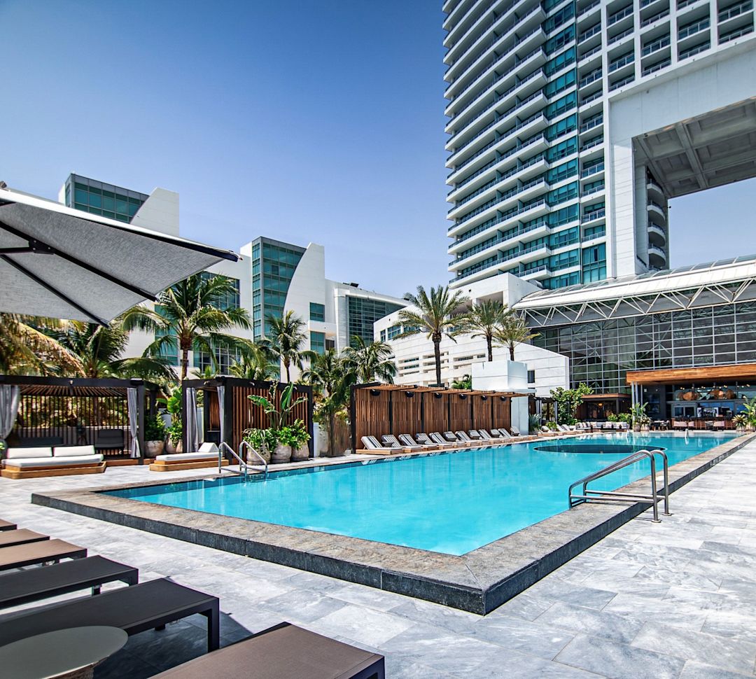 Arka planda otel barı ile havuz açılı çekim