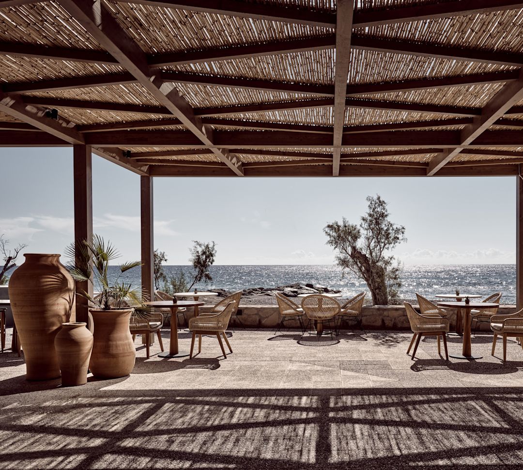 Tamarisk, hlavní restaurace venku s výhledem na vodu